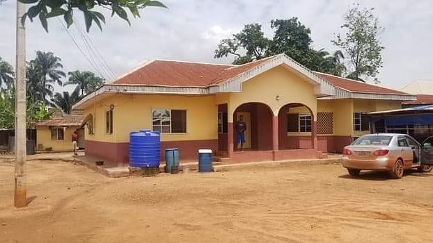 FitBabaEnt's tweet photo. FEEL THE TRANSFORMATION!

Recently renovated 4 bedroom bungalow, all rooms en-suite Renovations cost 10m Naira. 

Location: Ukala, Delta State. 
Call or WhatsApp us today +2348077432692, to get you the home you desire. 
#realtor #fitbabarealty #realestate  #renovationproject https://t.co/v4RlxtPl0R