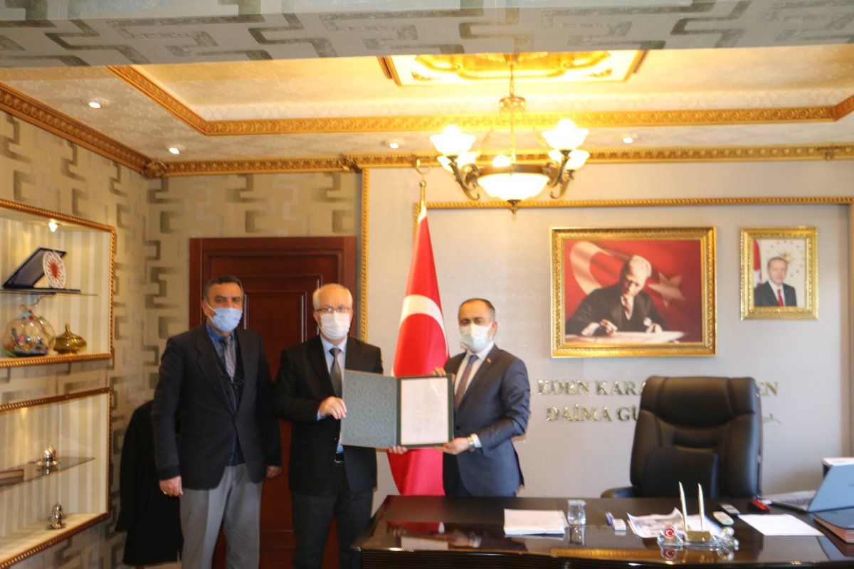 Akçakale İlçemizi ziyaret edip, personelimizle paylaşımlarda bulunduk. Müdürümüz Halit ARACI ile Kaymakamımız Sn. Oltan BAYRAKTAR'a Doğum Belgesini takdim ettik. Kurumuza verdiği önem ve ilgiye teşekkür ederiz. <a href="/sefikaygol/">Şefik AYGÖL</a> <a href="/Abdullah_Erin47/">Abdullah ERİN</a> <a href="/metin_esen/">metinesen</a> <a href="/bayraktar_oltan/">Oltan Bayraktar</a>