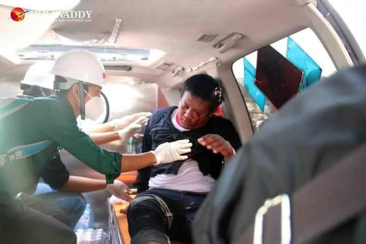 KhineHninOo7's tweet photo. Police and Military start shooting with real gun. A girl  and a boy were shot. 
A girl fainted in emergency room and A boy in the operation room .

#WhatsHappeningInMyanmar
#Feb9Coup https://t.co/Jk3foYqkSK