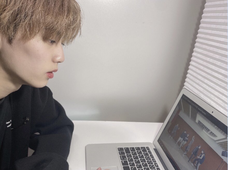 whereisthejunio's tweet photo. 小堀柊くん、ガッセのBreathのダンス動画見てるな？ https://t.co/A0zC9xgqn1
