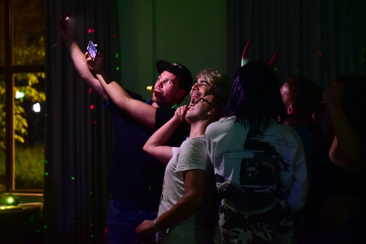 Drop your favorite selfie taken at Viencon! 🤩