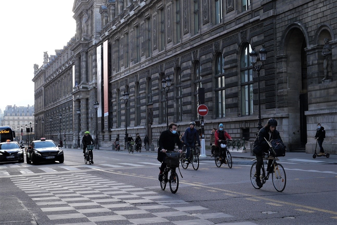 Mybus フランス 公式 No Twitter 最近はパリでも自転車専用道路が増加中 ルーブル美術館前のリヴォリ通りも今やほぼ自転車専用道路 パリの都市改革の速さにはビックリ このまま利用者が増えれば 数年後にパリは自転車天国になっ
