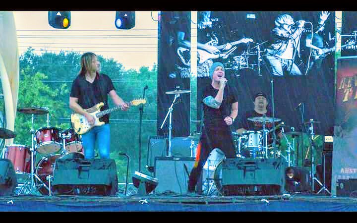 monoplasmamusic's tweet photo. En un festival solidario en Austin, Texas nos sorprendió una tormenta increíble pero los muchachos no lo dudaron: siguieron dándolo todo en el escenario sin dejar al público que se mojaba junto a ellos. Una tarde inolvidable llena de magia.
#tourinterminable https://t.co/5JoQQwjmIy