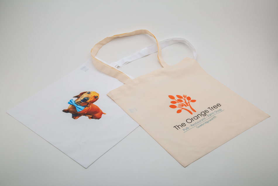 SpiffingImage's tweet image. We have polyester or cotton tote bags that can be personalised with a photo or business logo.

Polyester bags just £5.00 each.
Cotton bags just £6.00 each.

Contact us to place an order!

#brandedbags #logobag #photobag #HertsInBusiness #brandedproducts #brandedbag #giftbag