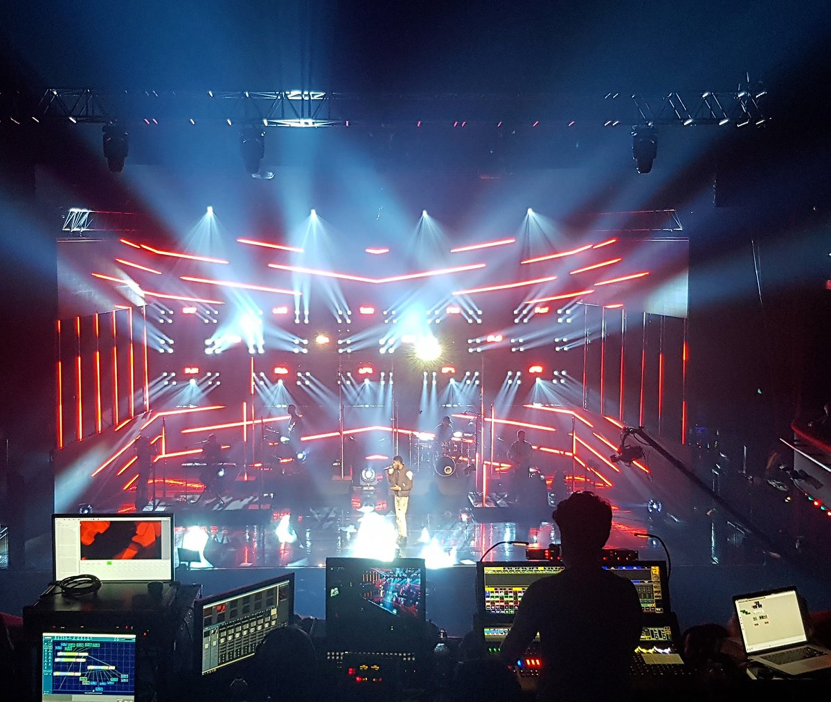 NoveltySpain's tweet photo. [DULIVE]
Gims, Vitaa, Amel Bent, Dadju, Slimane, Franglish, les artistes de la scène française étaient réunis à @OLYMPIAHALL pour #NewLiveExperience, un concert en live streaming !
Vidéo : Alabama-media
Son, lumière et structure : Dushow 
#Dushow #Alabama #Digital #Streaming https://t.co/hyZsI1MiWJ