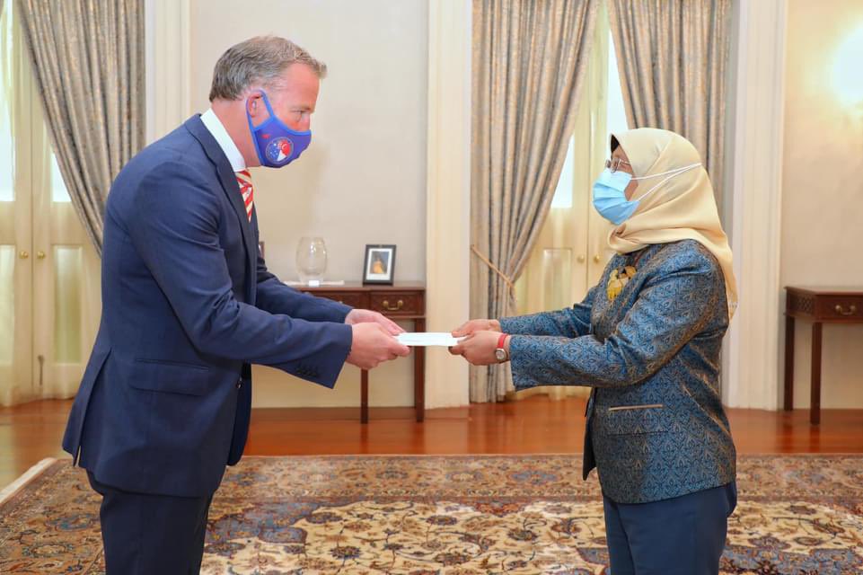 AusHCSG's tweet photo. A great honour to today present my credentials to Madam President Halimah Yacob, formally marking my appointment as Australia’s High Commissioner to Singapore. https://t.co/Pae362PJ1W