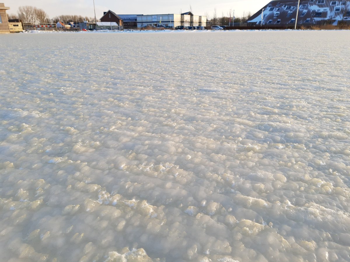 Terwijl de ijsbaan zondag dichtvroor viel er veel sneeuw. Hierdoor zit er een hobbelige laag vastgevroren aan het ijs. De werkgroep ijsbaan broedt nog op een list maar op dit moment zit schaatsen er nog niet in.