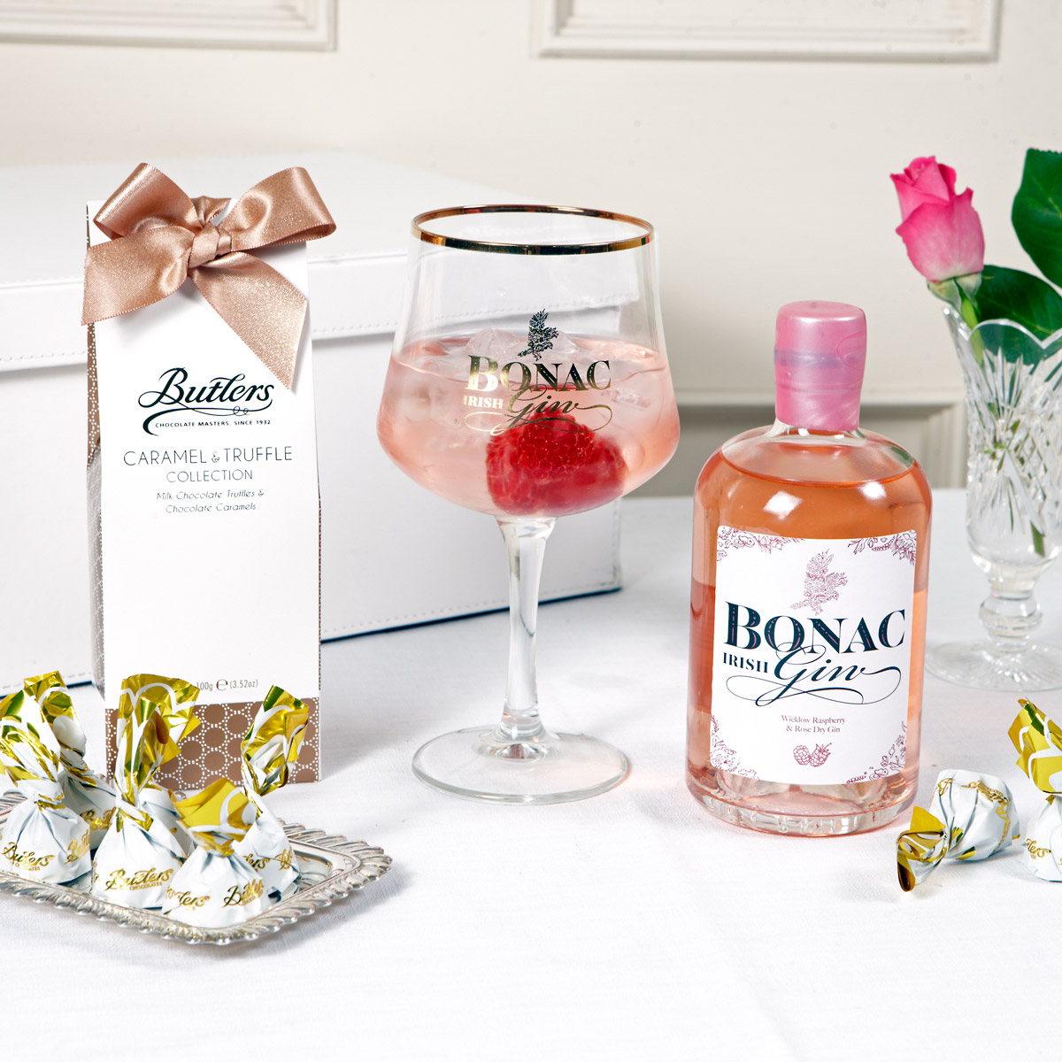 Stunning gin &amp; and glass with chocolates set, the perfect gift for Valentine's day💝Treat someone special with this stand-out gift. Available for EU wide delivery, right to their door💌Shop our range of Valentine's Day gifts here: bit.ly/3owHrTc 🌹 #ValentinesDay #Gifts