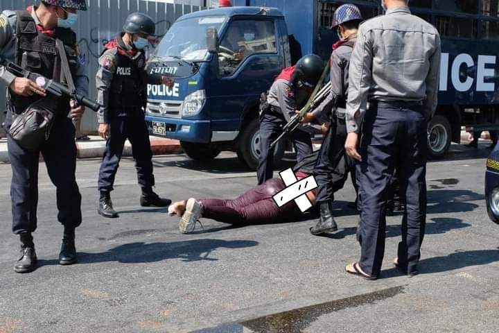 SanLinmyat2's tweet photo. Police bullied the protesters by using the tear-gas bomb and arrested a lady without including policewomen in Mandalay City, Myanmar.

#Feb9Coup
#WhatsHappeningInMyanmar
#RejectMilitaryCoup https://t.co/FNMlRj0GJZ