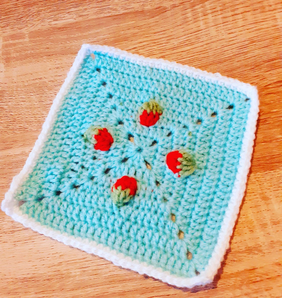 FluffyKnittens's tweet photo. Another little square done for my new project 😸 I have absolutely loved making this. Think I may have to make a little strawberry blanket at some point 😹

#fluffyknittens #crocheter #EarlyBiz #snow #handmade https://t.co/ozDGvAT7fp