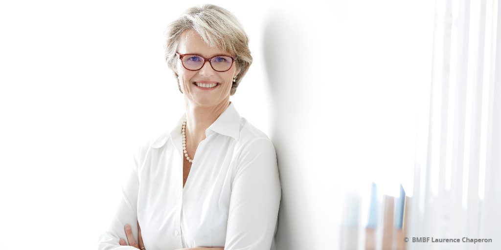 bmftr_bund's tweet photo. BM Anja #Karliczek sagt anslässlich des #SaferInternetDay: "#FaktenSchützen heißt für mich, Desinformationen zu erkennen und zu bekämpfen – heute und in Zukunft. In Zeiten von #KI, #DeepFakes und Co brauchen wir dafür exzellente #Forschung." Mehr👉https://t.co/cfDySogExF #sid2012 https://t.co/24wYwOcoFN