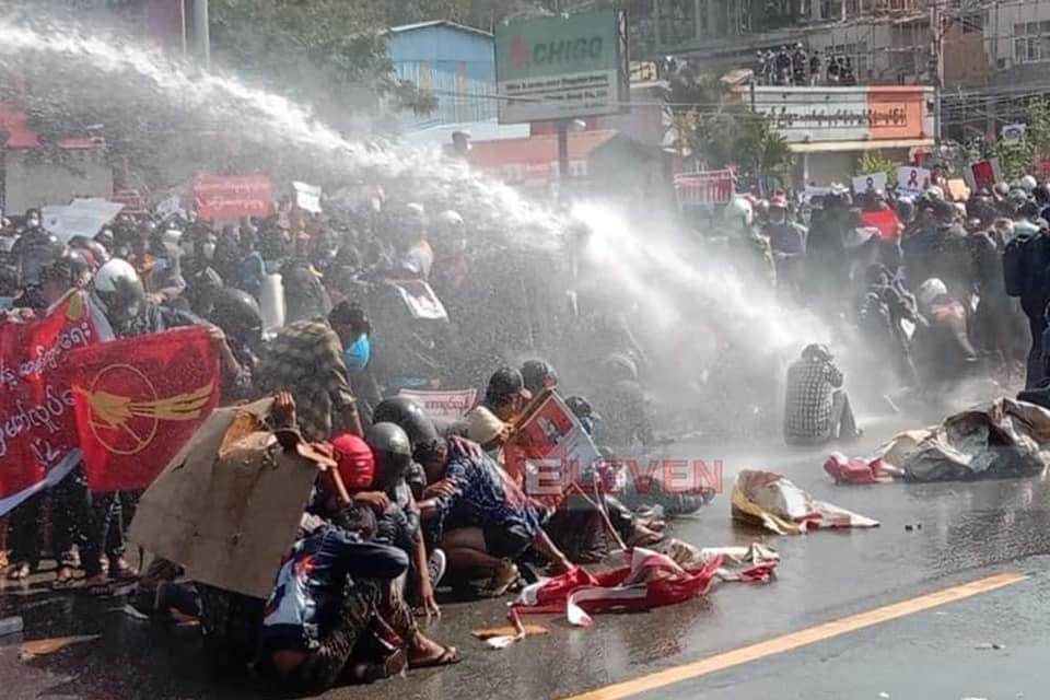 Police &amp; army dispersed the mob within 15 min by using water cannon trucks in NayPyiTaw where protest against military dictatorship is actively happening. 
More than 10 people are injured by water gun. They start shooting with real gun.  #Feb9Coup #WhatsHappeningInMyanmar