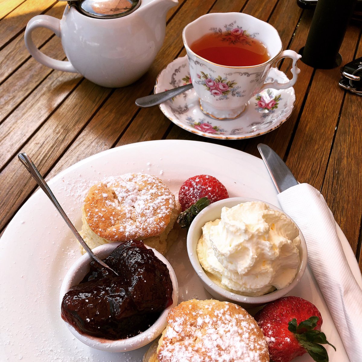 devonshireteas's tweet photo. Fresh scones, housemade jam and fresh strawberries... oh, and most importantly, a proper tea cup! #thedevonshireteaguide https://t.co/HPnfqbZN8S