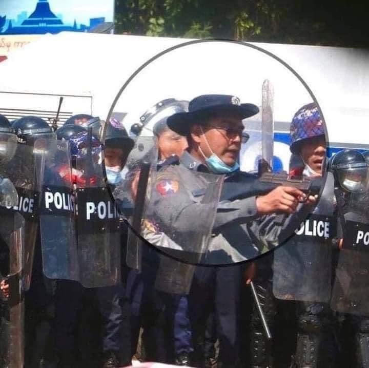 jananlabang's tweet photo. #Feb9Coup
One innocent citizen was shot to dead while protesting! 
What kind of police hurt their citizen when their duty is suppose to protect them!!🤬🤬#FailedLawInMyanmar
#WhatHappeningInMyanmar
❌🤐NO MORE SILENCE  🤐❌
#HearTheVoiceOfMyanmar
#FightForFederalDemocracy https://t.co/6WnRUl91r7