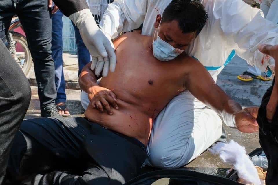 GenicMyo's tweet photo. The police shoot on innocent People during Protesting in Nay Pyi Taw #WhatsHappeningInMyanmar #Feb9Coup https://t.co/lFyA2DlK24