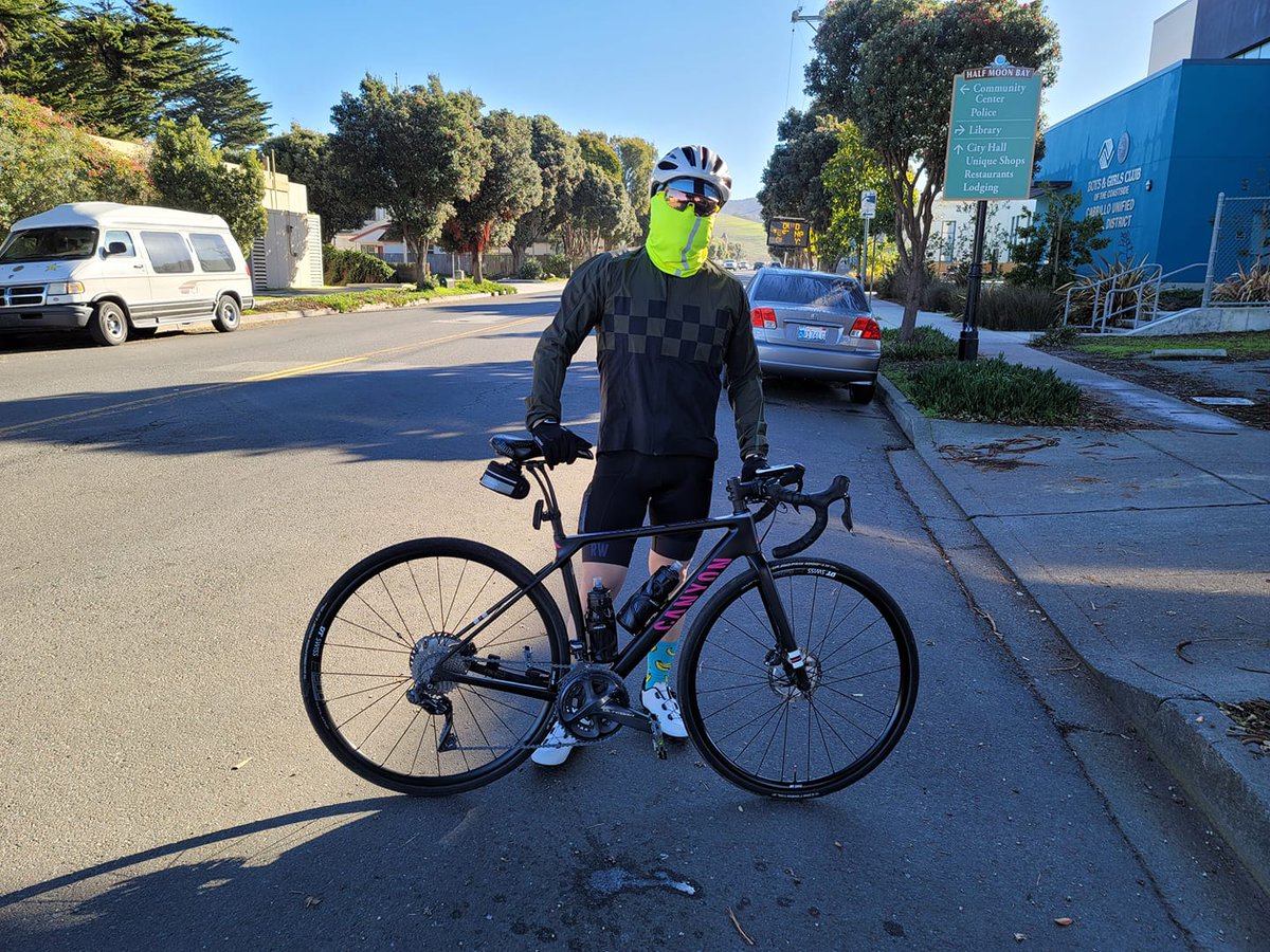 redwhite_cc's tweet image. The first batch of Cargo Bibshorts are being used in the wild. This photo was sent in by Gin from California. Gin is 5 foot 8 (1.72m), 170 lbs (77kg) with a 33&quot; waist. He&apos;s wearing size L in Cargo and the regular long-distance bibshorts (he owns both) : redwhite.cc/collections/bi…