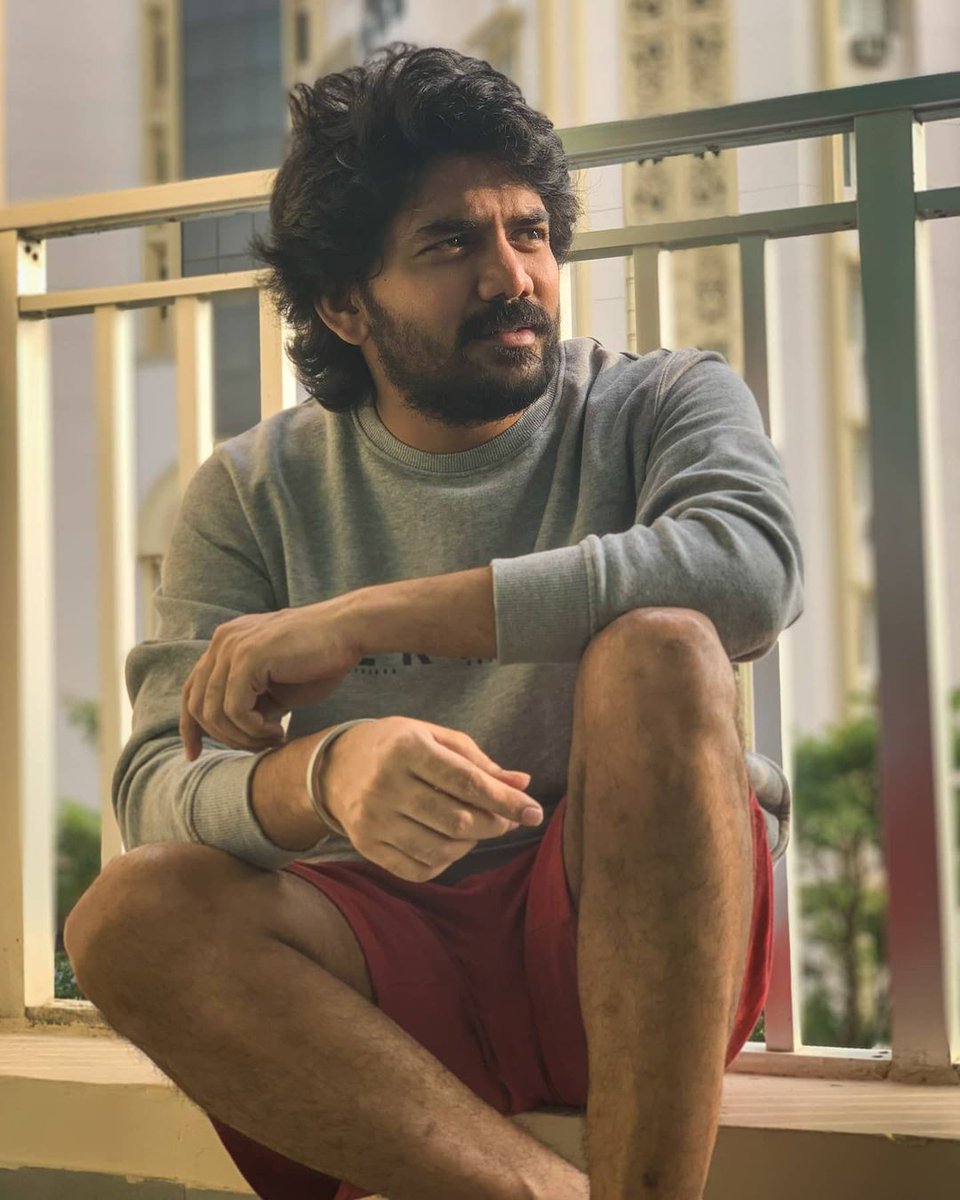 நிறங்களை ஏற்றுக் கொண்டாலேயே வெற்றுத்தாள் நிறத்தாள்ஆகிவிடுகின்றது.தாள்களிலேயே தூய்மையான தாள்வெற்றுத்தாளா…? எழுதப்பட்ட தாள்கள்தூய்மை குறித்து அதிகமாய்ப் பேசியிருக்கின்றனவே… வெறுந்தாள்களை விடவும்.  #Kavin |  #Lift |  @KavinFansClub |  @ArmyKavin