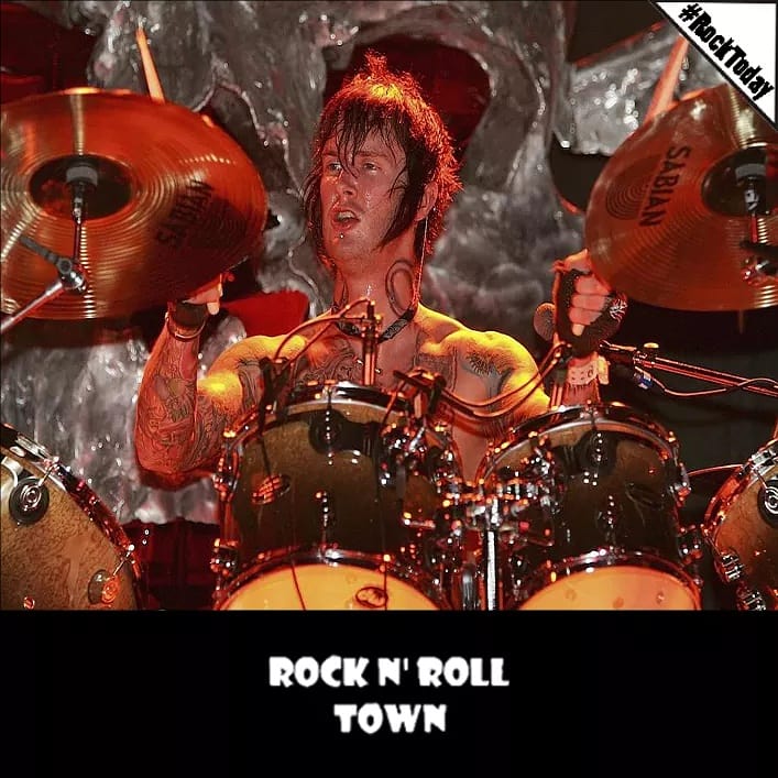 RockNRollTown's tweet photo. #RockToday
📅 09/02/1981 📅
Γεννιέται ο Jimmy "The Rev" Sullivan, drummer των @TheOfficialA7X.
#RnRT #Towners #JimmySullivan #TheRev #AvengedSevenfold #Drummer #Birthday #HappyBirthday #HappyBirthdayJimmySullivan #JimmySullivanFans #Drums #Alternative #Metal #Music #History https://t.co/IsLKybG1Ug