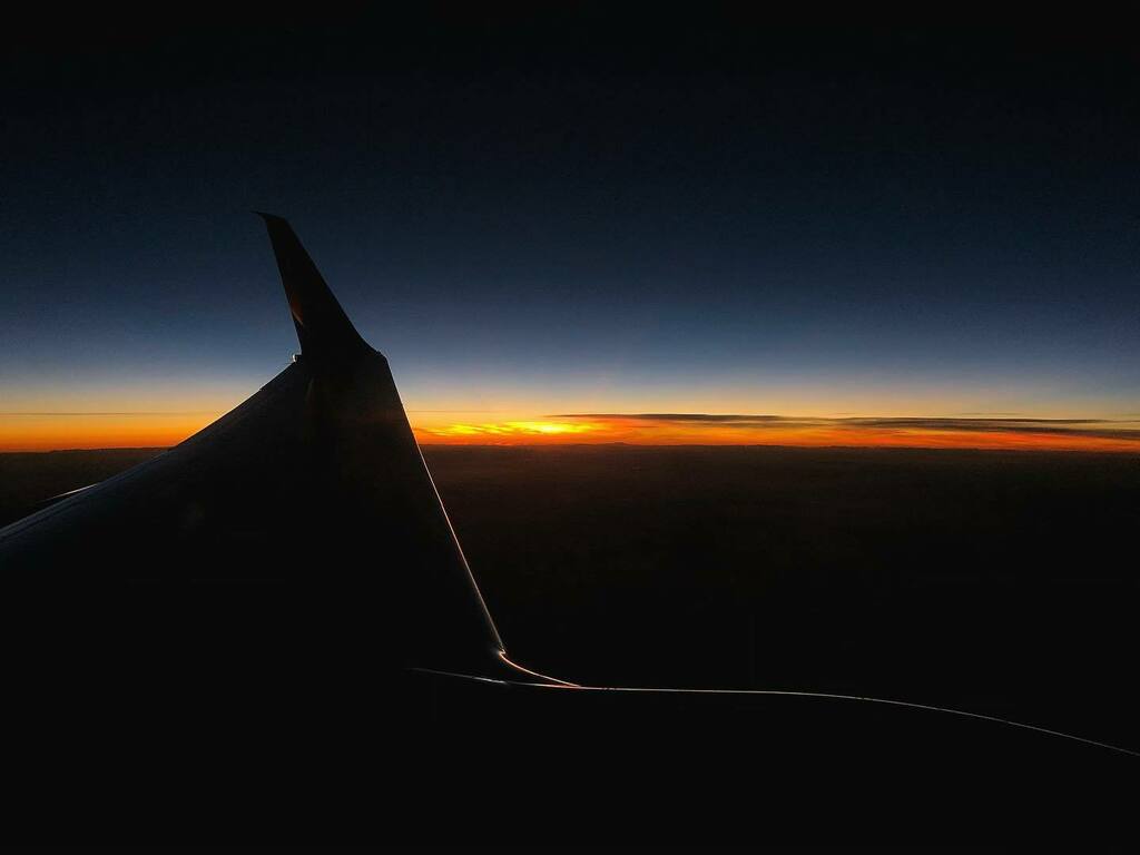 MarcusEaton's tweet photo. Good things are on the horizon.
Stay positive and keep going.
.
.
.
#flight #sunrise #singersongwriter #ontour #guitarist #guitar #acoustic #marcuseaton #looper #versionsofthetruth #invisiblelines #music #musician #livemusic #instagood #instamusic #inspi… https://t.co/7hLgQFkjFQ https://t.co/xPE6YaSXtK