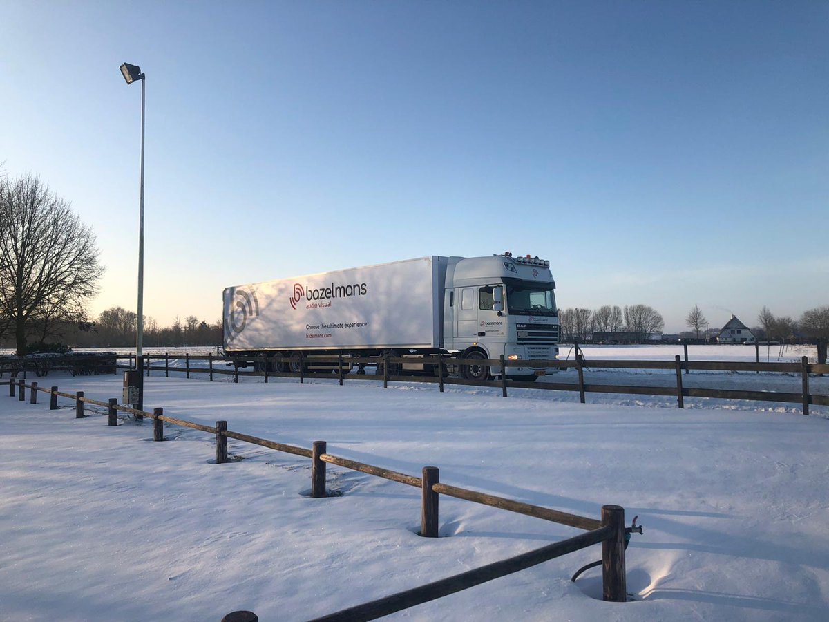 En we mogen weer! Door weer en wind, en wat vinden wij het fijn dat onze trailer weer met apparatuur door Nederland rijdt. Dat is zeker een mooi plaatje waard!

#evenementen #omdenken #dankbaar #sneeuw #vinddetrailer