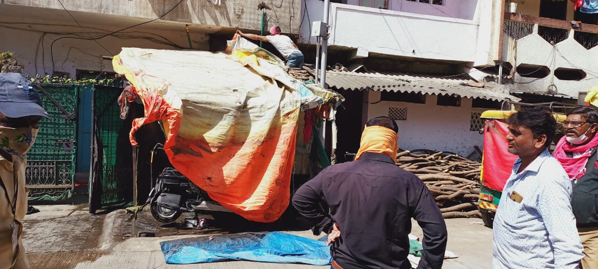 ngpnmc's tweet photo. #NMC officials have conducted #AntiEnchroachment drive in Gandhibagh Zone and removed several illegal encroachments.

#NagpurMunicipalCorporation #Encroachers #illegal #AcquireLand #IllegalExtension #Remove #Drive #Movement #Gandhibaug #Nagpur #NMC https://t.co/JjZ7pdPezv