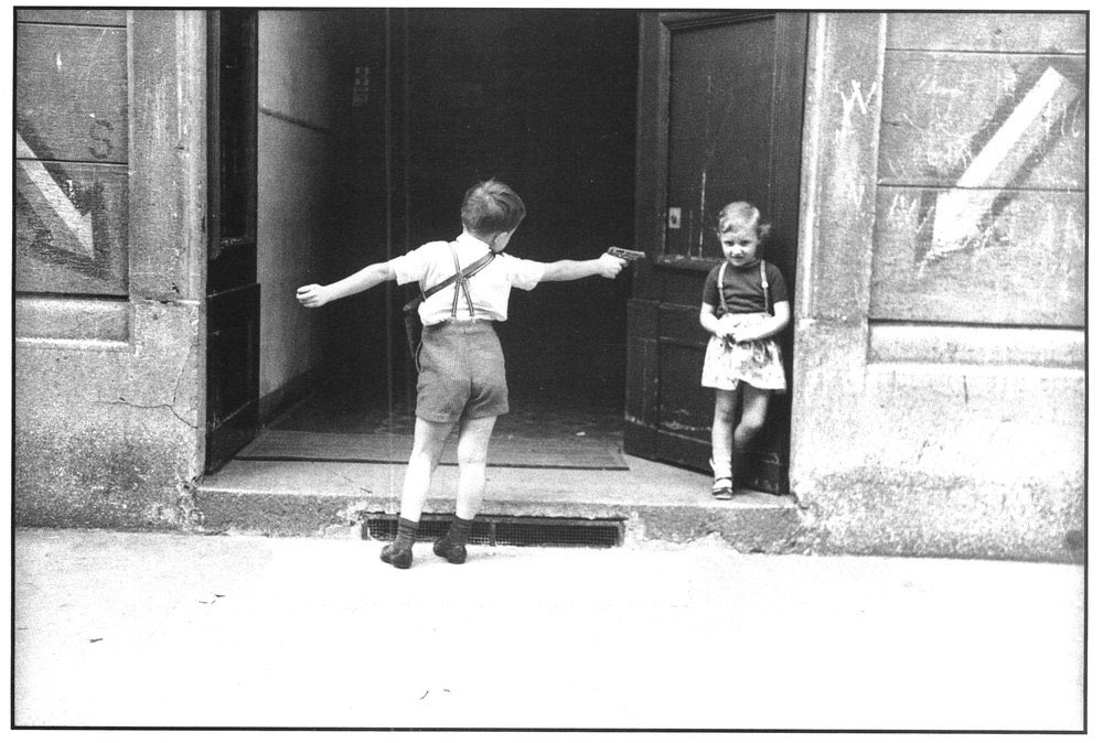 Gli uomini hanno paura che le donne ridano di loro. 
Le donne che gli uomini le uccidano.
-Margaret Atwood

photo @CarlaCerati 
Segni della guerra: ingresso di rifugio antiaereo in via Mosè Bianchi, angolo via Correggio, 1967.