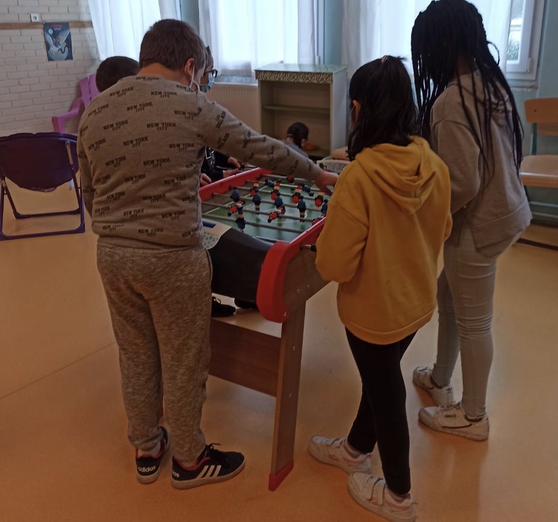 LhVaillant's tweet photo. Il fait froid, les élèves de CM investissent le foyer pour rester au chaud : baby-foot, pâte à modeler, lecture, jeu de logique...
Un temps propice pour se détendre avant de retourner en classe.
@HavreEst @LH_LeHavre https://t.co/gi89dINRRs