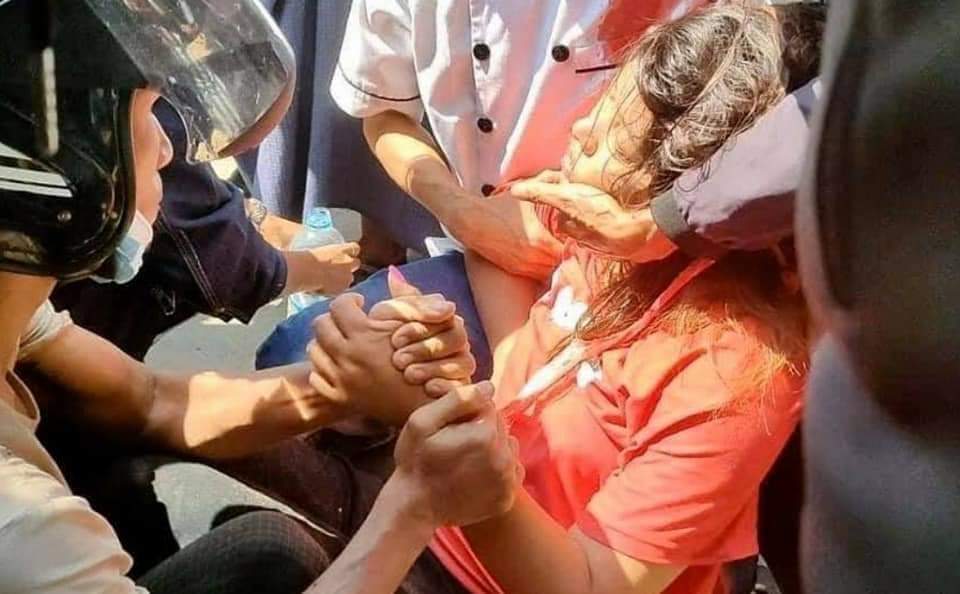 In Feb 9, Myanmar Military Shoot a Citizen with gun during protest.
Now She has dead.
RIP 😭😭😭😭
Its a treat for Citizens.
Plz make a pray for Myanmar Citizens.
#Save_Myanmar
#Release_our_Leaders
#Reject_Military_Coup