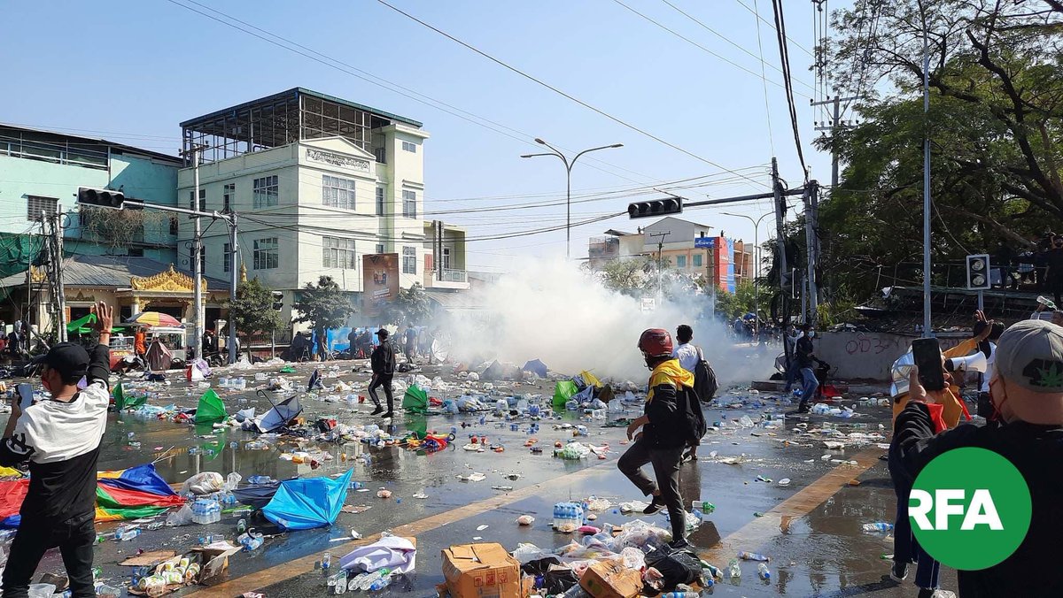MayinEdin's tweet photo. Myanmar police are using tear gas in Mandalay, Myanmar.#militarycoupinMyanmar #SaveMyanmar https://t.co/k4xMnu5ZBF