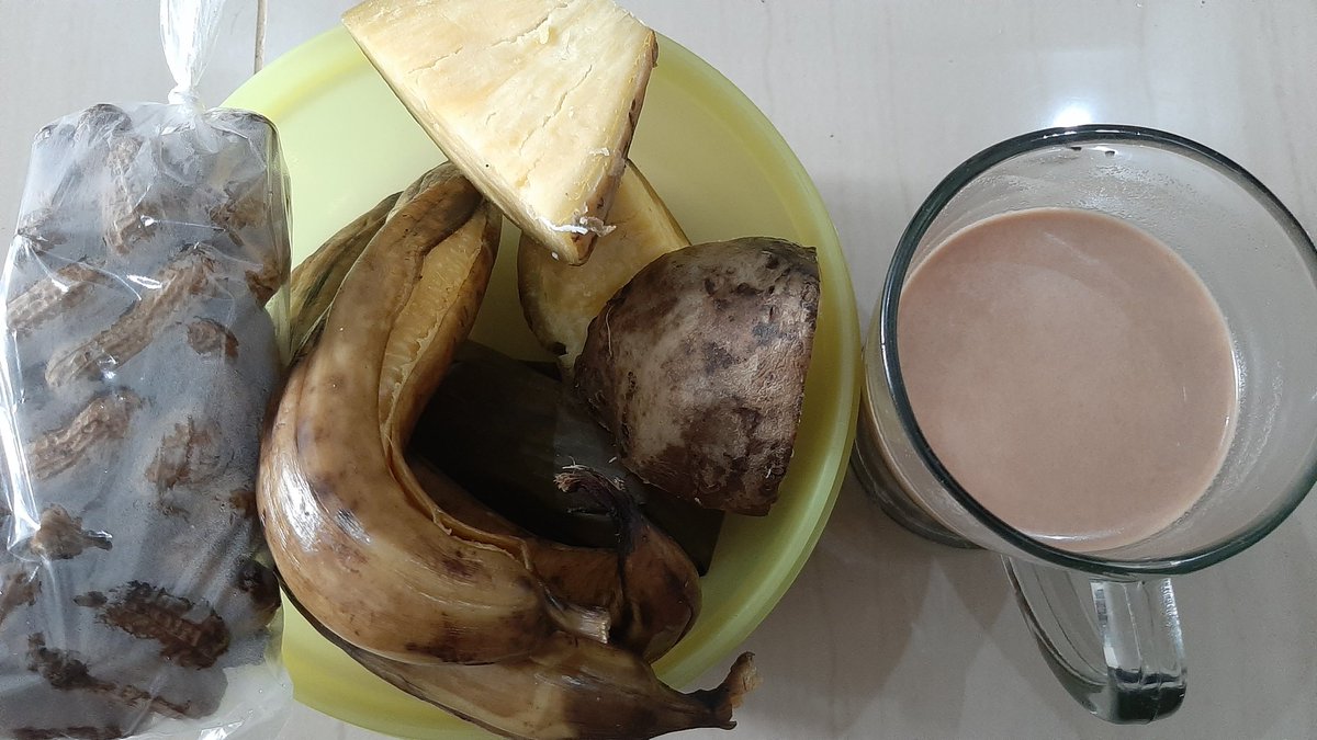 Bajigur prtama kali dibuat oleh masyarakat Sunda. Awalnya para petani terbiasa menikmati air rebusan gula aren di pagi hari sebelum beranjak ke sawah.Air gula yg dinikmati hangat ini punya efek menenangkan sekaligus memacu semangat dan energi, idntik dsajikan dg mkanan rebusan.