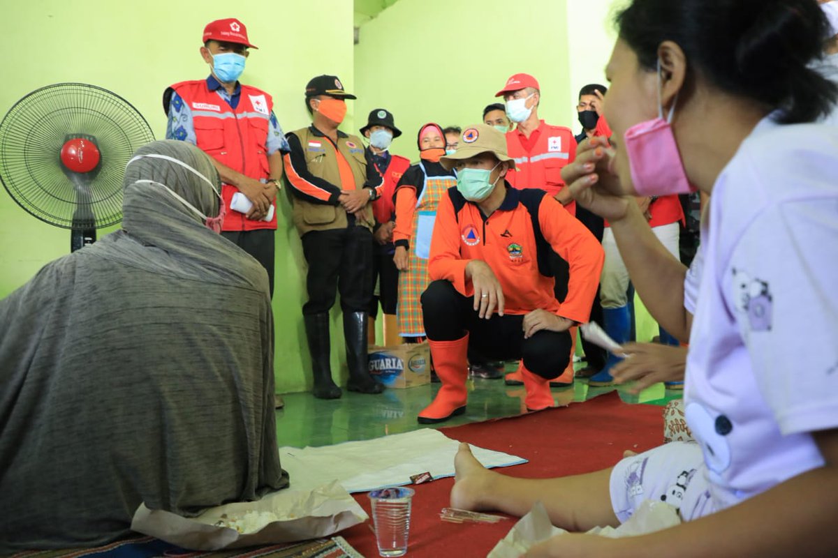 Tengok Banjir Genuk, Ganjar Perintahkan Penuhi Gizi Balita dan Bumil

<a href="/ganjarpranowo/">Ganjar Pranowo</a> juga meminta ada dokter atau bidan yang selalu mengecek kesehatan pengungsi, khususnya balita dan ibu hamil. Mereka harus mendapat pendampingan secara terus menerus agar kesehatan mereka terjamin