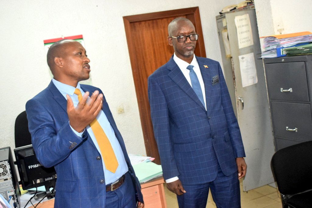 akezanet's tweet photo. Ce 9/2,le ministre des @MielsBurundi,@Nsanganiyumwam2 a effectué une visite de travail dans les services du siège du Fonds de Promotion de l'Habitat Urbain ( #FPHU).Avant de rencontrer les responsables d ce fond,il a d'abord visité le bâtiment d'extension d ce fond,en construct°. https://t.co/aHCGDm9mxg