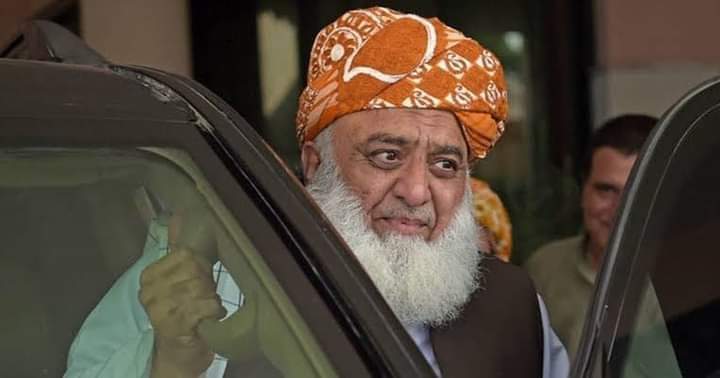 Only this man can change this country,
Maulana Fazl ur rehaman 
#MaulanaConvoyToHyd