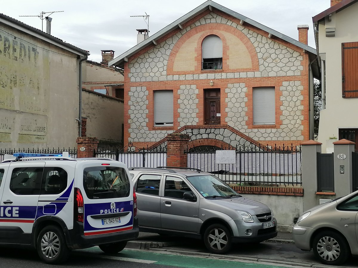 NicolasBoutin11's tweet photo. Une quinzaine de militants d'ultra gauches sont retranchés dans le jardin de la maison squattée de #Toulouse intervention de la police pour séparer les soutiens de Roland des squatters. https://t.co/T87UigEIXl