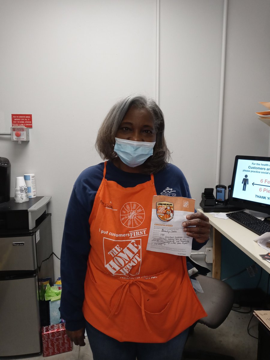 Recognizing Front End Cashiers Colin and Beverly for always displaying Excellent Customer Service🎉🎉