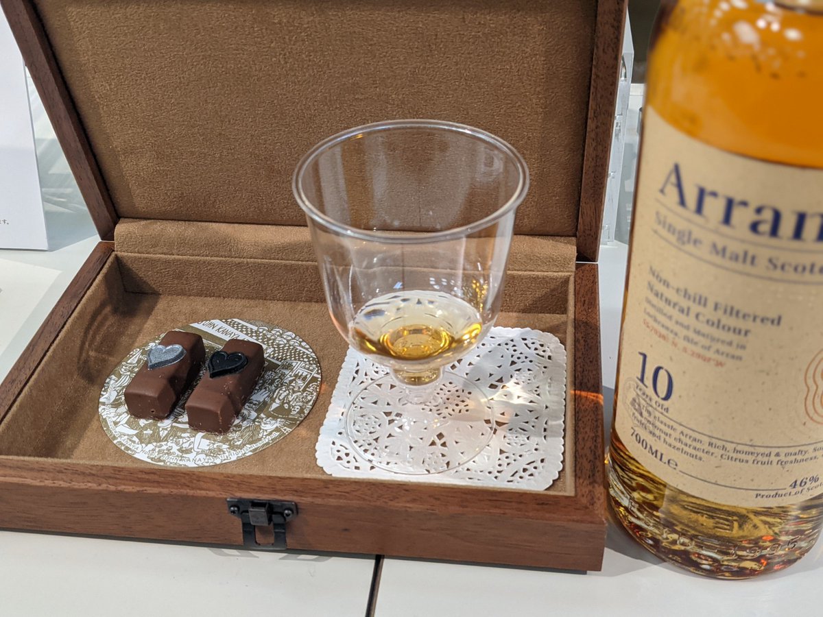 WhiskeLtd's tweet photo. John Kanayaのチョコレートで大人のひと時を。

日本橋三越限定
「Crazy cocktail Cafe」

コーヒーを使用したガナッシュをベースにアランモルト10年とディプロマティコ使用のボンボンショコラが入ったアソート。

イートインではマリアージュも楽しめます。

日本橋三越本店 本館7階催事会場
2/14まで https://t.co/sGoz8oEsYR