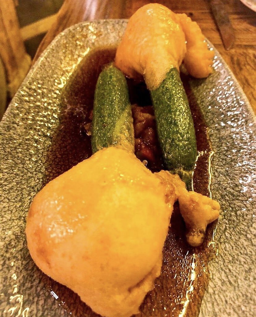 CUATRODEOCHO's tweet photo. Esto es lo que se llama...una explosión de sabores 🤤 uno de nuestros platos estrella: flores de calabacín rellenas de queso trufado. ¿Aún no lo has probado? #CUATRODEOCHO #GrupoAlcaravea #restaurante #restaurantesmadrid #centromadrid #floresdecalabacín  #apoyaalcomerciolocal https://t.co/fpQr8PWKQx