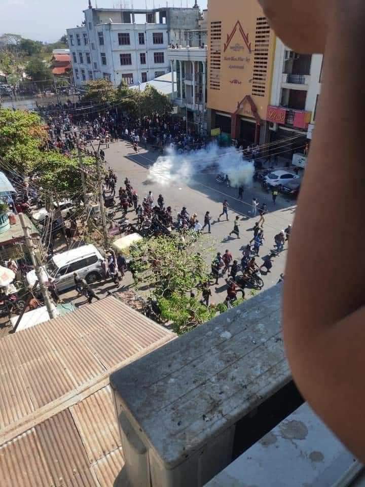 The police opened fire on people in Nay Pyi Taw.

TW: blood and violence
#WhatsHappeningInMyanmar
#Feb9Coup