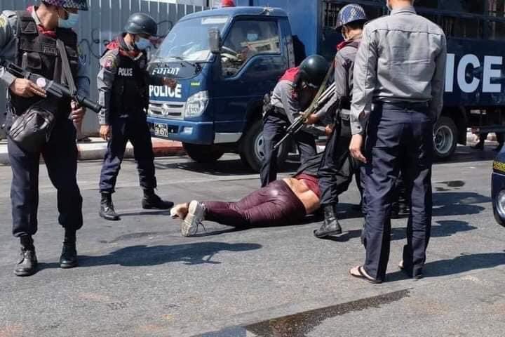 Nadi72062467's tweet photo. The Myanmar police brutally dragged a young girl in an attempt to detain her at anti-military coup peaceful protest rally #WhatsHappeningInMyanmar #militarycoup #Myanmar #NoMoreSilence https://t.co/LHdZ4q1h2f