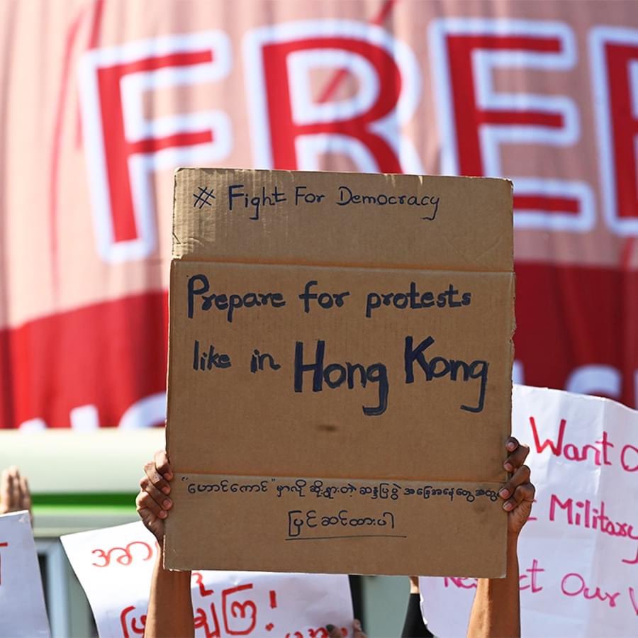 DrKwanEC's tweet photo. Be water, my friend.

“Prepare for protests like in #HongKong “

#FightForDemocracy 
#Myanmarprotests 
 #WhatsHappeningInMyanmar
#HongKongProtests #BeWater 

Photo: @Drizzlesai  @AFP https://t.co/OHGOlfLHrj