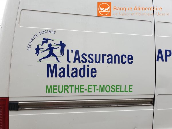 La CPAM de Meurthe-et-Moselle solidaire.
Un don de 500 boites de masques remis le 2 février par Monsieur Farid DE POLI à Mamikon HARNAZARYAN responsable de dépôt et à Geneviève PUPIL vice-présidente. 
Merci à Catherine VERONIQUE et Farid DE POLI pour cette aide très importante.