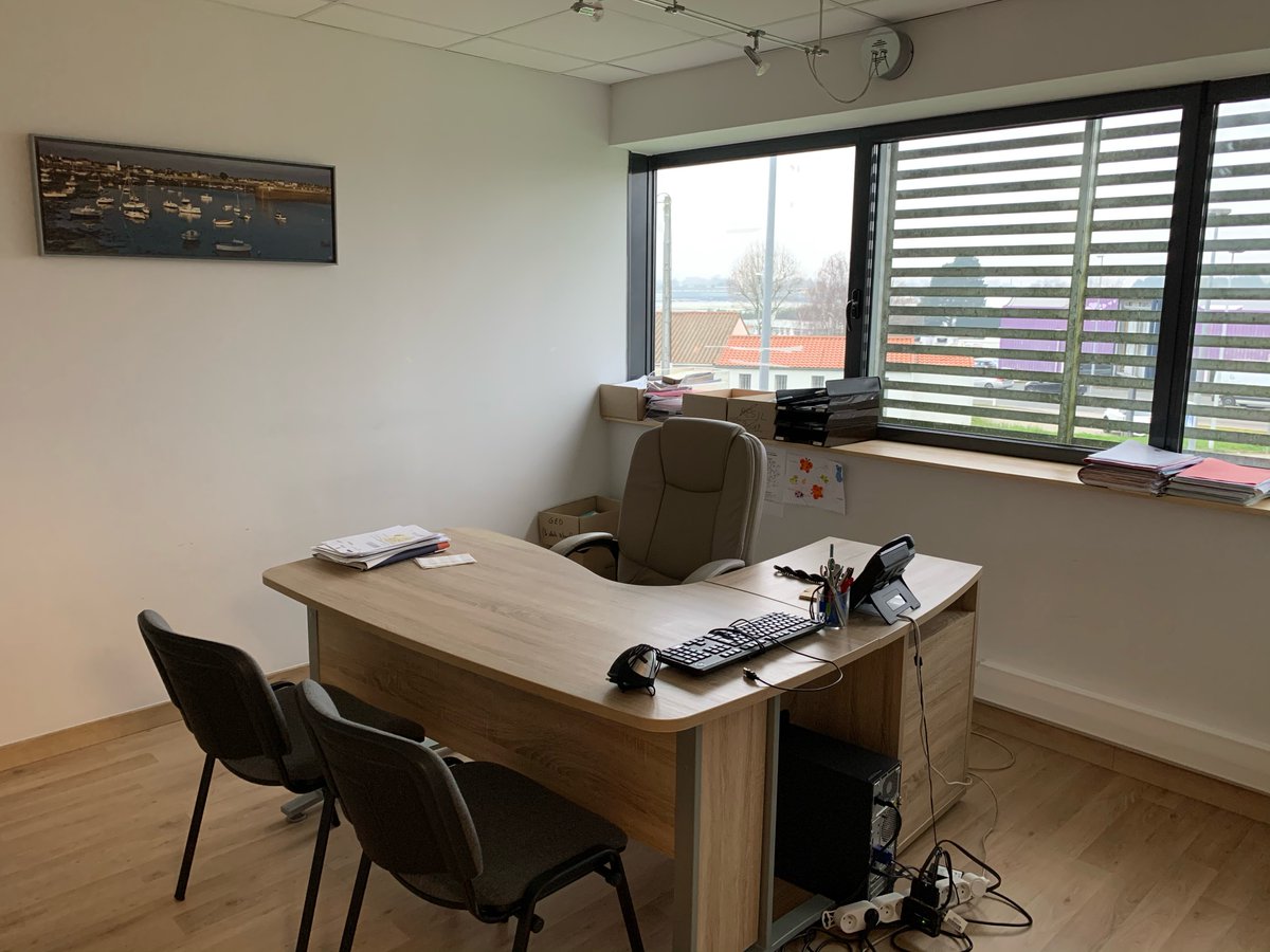 cowburo's tweet photo. //NOUVEAU BUREAU 
⚡️ Nous avons le plaisir de vous dévoiler notre tout nouvel espace O2A Assurance à la Roche-sur-Yon 😊  
🔍Ce bel espace met à votre disposition 2 postes de travail dans un #bureau cloisonné. Organisez une visite avec l'hôte 👉  https://t.co/s3GV2zNuT6
#Vendee https://t.co/vr6JiDwSkz