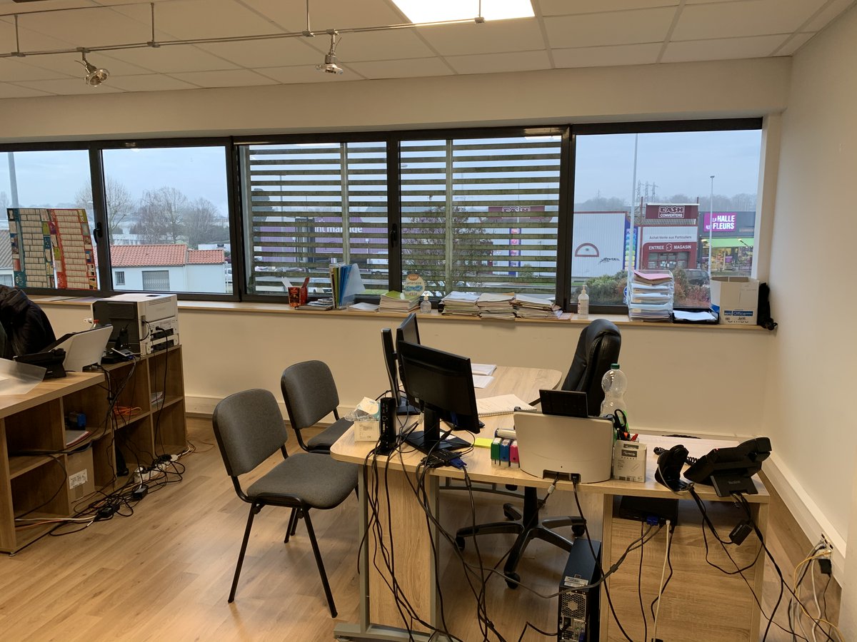 cowburo's tweet photo. //NOUVEAU BUREAU 
⚡️ Nous avons le plaisir de vous dévoiler notre tout nouvel espace O2A Assurance à la Roche-sur-Yon 😊  
🔍Ce bel espace met à votre disposition 2 postes de travail dans un #bureau cloisonné. Organisez une visite avec l'hôte 👉  https://t.co/s3GV2zNuT6
#Vendee https://t.co/vr6JiDwSkz