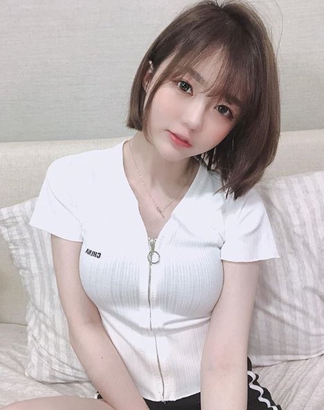 在日本時很喜歡帶Annie一起吃飯
不只是因為Annie那藏不住的雪乳，由於藝術大學的經歷，Annie的身上有很優良的禮儀和高雅氣質
邊吃飯邊討論之後晚上的性愛和快樂是一件很享受的事情

另外Annie是真的蠻像妮妮這位實況主的，笑起來很可愛

投稿
<a href="/bitchsmmaster/">母狗调教师</a> 
#調教 #Dom #Roy的調教日記 #Annie #巨乳