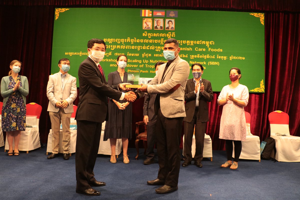 SUNBizNet's tweet photo. After a year of #COVID19 delays, the award handover ceremony for the first runner up of the 2020 #SUNPitchComp, Lydon Paul of Danish Care Foods, was finally able to go ahead!
Congratulations to Lydon - and the exciting work he's doing for child #nutrition in #Cambodia! ๐ https://t.co/Nlefpck7DT