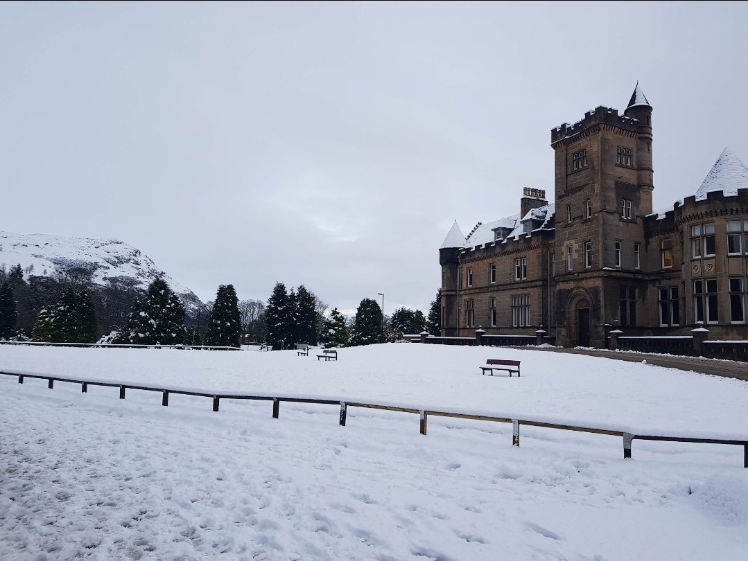 Scotland has seen heavy snowfall overnight and an amber weather warning is in place. ⚠️

Send us your photos of Stirling in the snow. 📸

Reply to this tweet or message us on social media. ✉