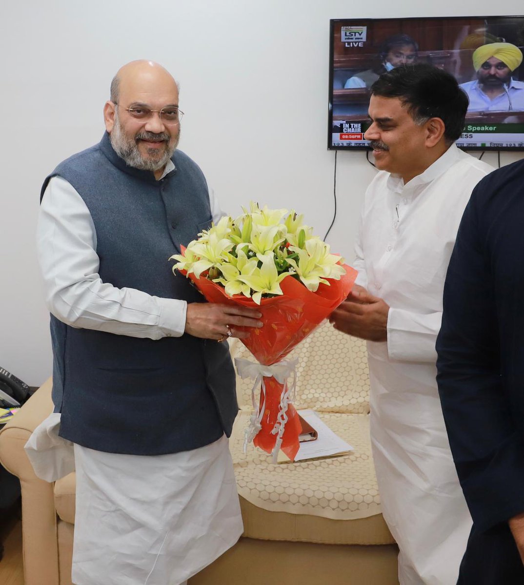 JanaSenaParty's tweet photo. కేంద్ర హోం మంత్రి శ్రీ @AmitShah గారు తో  జనసేన అధ్యక్షులు శ్రీ @PawanKalyan గారు, P.A.C. చైర్మన్ శ్రీ @mnadendla గారు. https://t.co/qTmME5fQMw