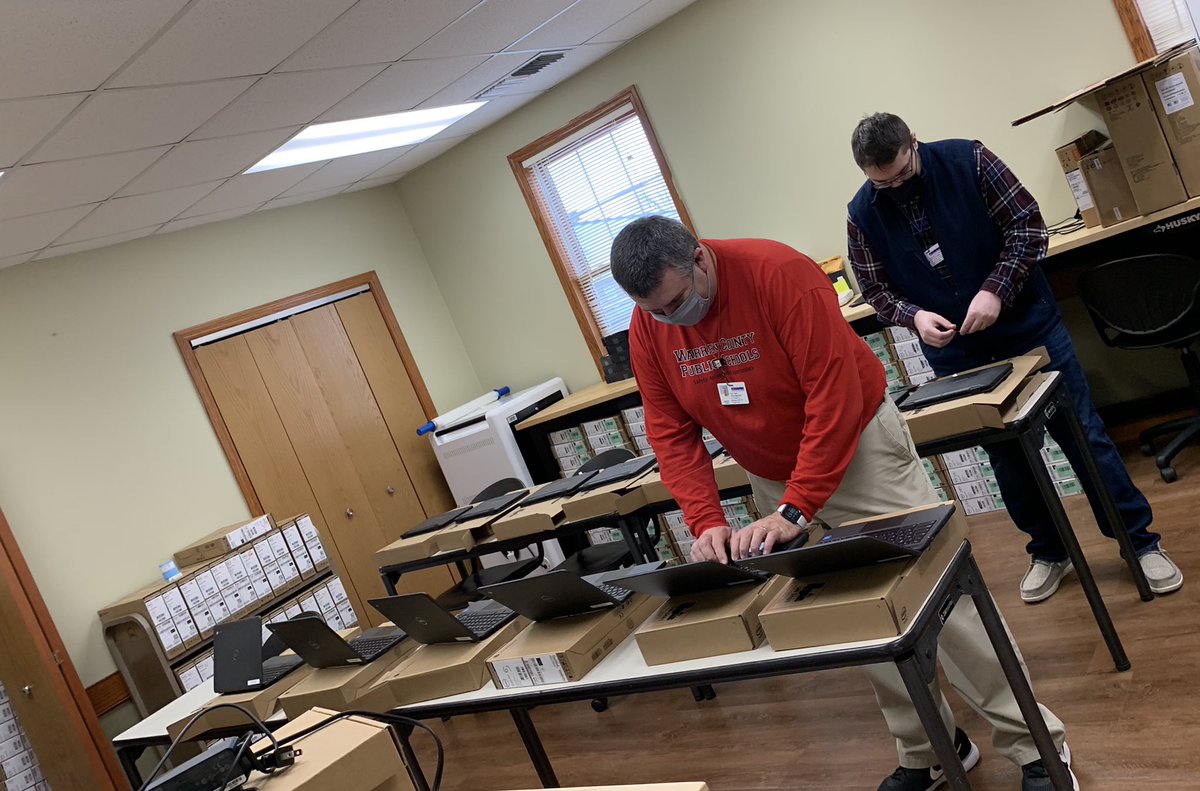 KristinRSmith's tweet photo. Even our fearless leader jumps in to help with Chromebooks! @wcpstech @WarrenCoSchools #WelcomeBackWCPS https://t.co/K3Fbp1TKcr