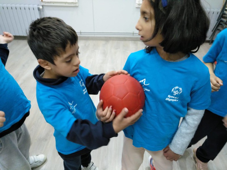 La <a href="/fundacionmessi/">Fundación Leo Messi</a> seguirá apoyando este año el programa Young Athletes de <a href="/SOCatalunya/">Special Olympics Cat</a> con la donación de material deportivo que permitirá a un centenar de niños/as con discapacidad intelectual mejorar su crecimiento físico y mental a través de juegos y actividades específicas.
