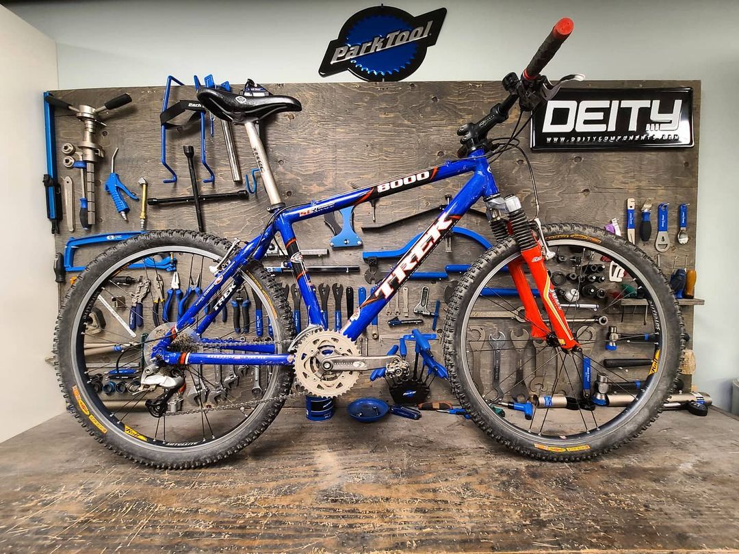 Taking it back this Tuesday with Richard of @tamaracksoapworks Beautiful <a href="/trekbikes/">Trek Bicycle</a> 8000 he got us to do a Full Tune up making sure his favorite classic doesn't have any troubles this season!
🚲
Get your bik in today for a season once over before you are left waiting this spring